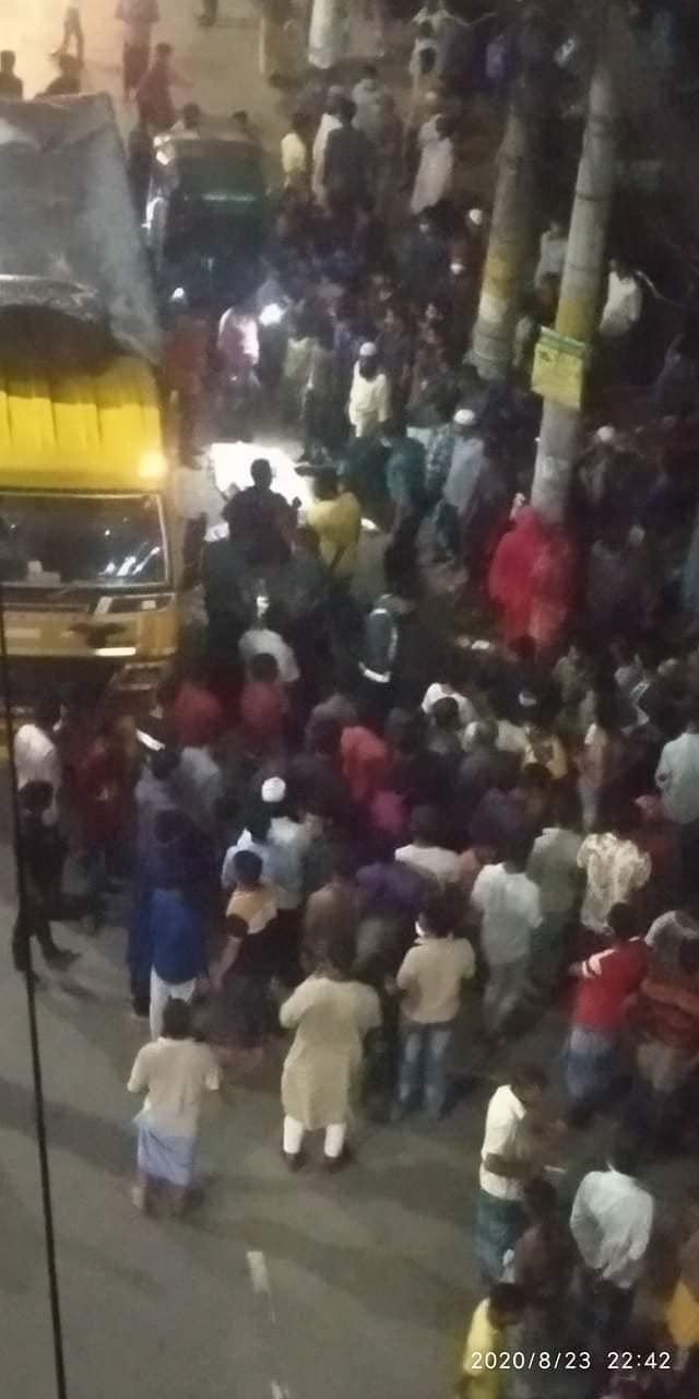 মুরাদপুরে ট্রাকে পিষ্ট অটোরিক্সা চালক... মুরাদপুরে ট্রাকে পিষ্ট অটোরিক্সা চালক...
