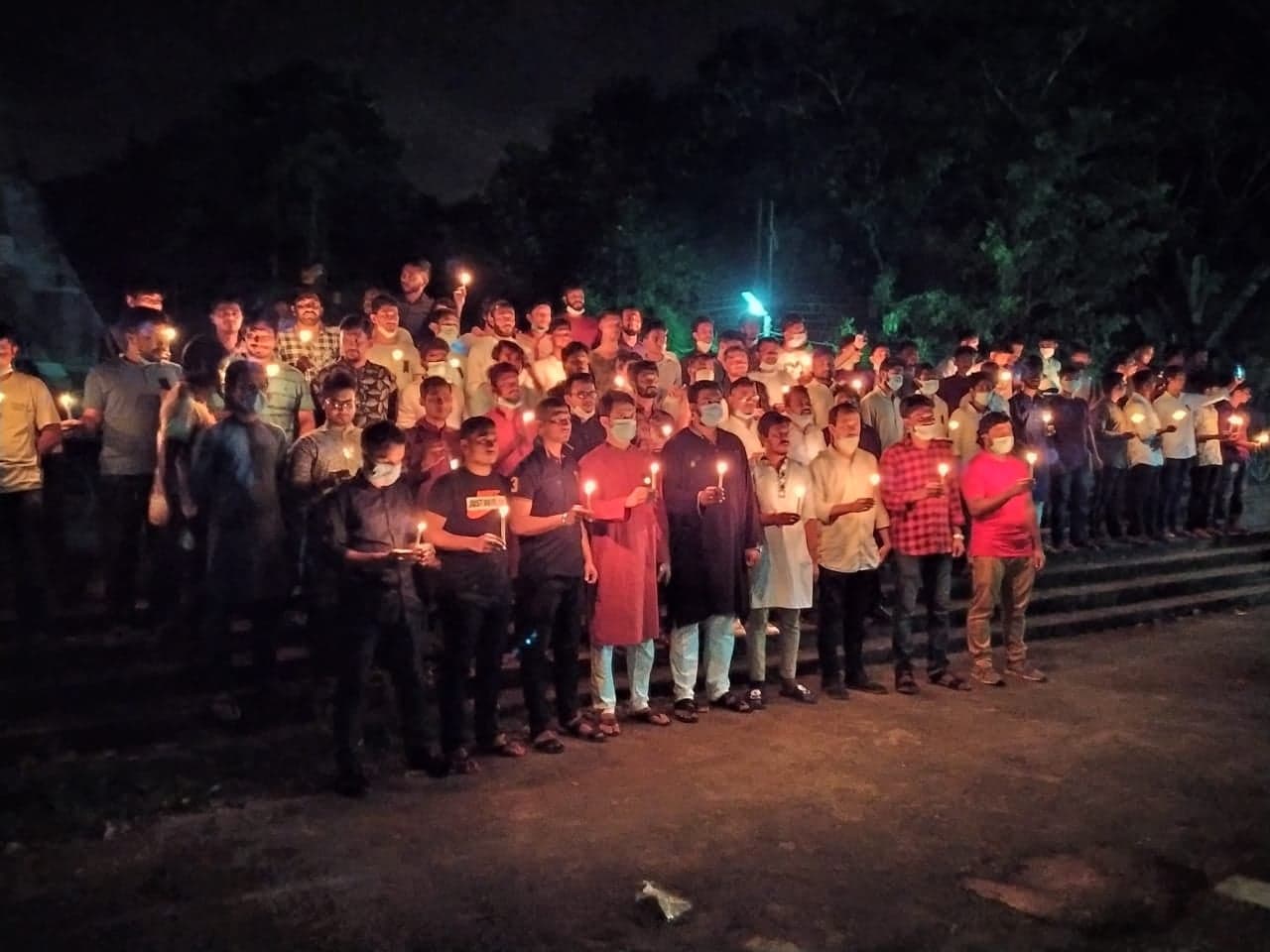 চবি ছাত্রলীগের শহীদ মিনারে প্রদীপ প্রজ্বলন ও মৌন অবস্থান কর্মসূচীঃ২১শে আগস্ট গ্রেনেড হামলায় নিহত শহীদদের স্মরণে...