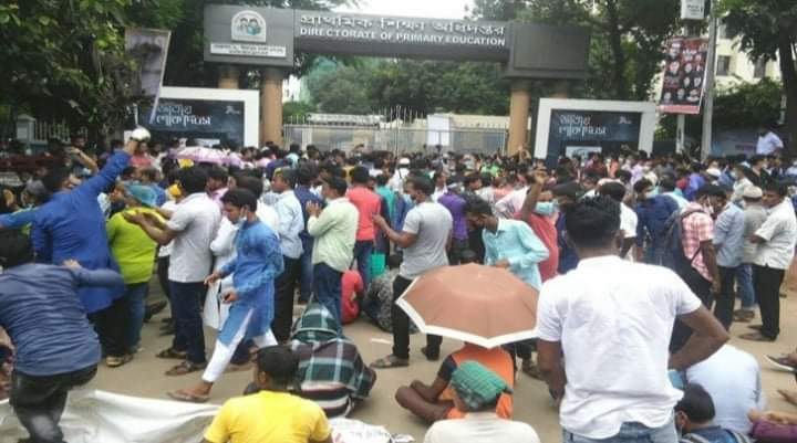 সরকারি প্রাথমিক বিদ্যালয়ের কয়েক হাজার দফতরি-কাম-প্রহরীর মিরপুরে সড়ক অবরোধ