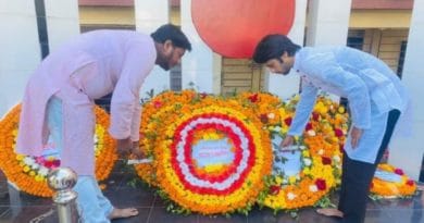 বিজয়ের ৫০ এ পুষ্পস্তবক 'হালিশহর থানা ছাত্রলীগ'